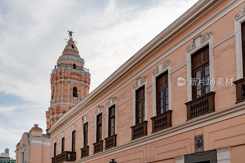 利马武器广场的 Iglesia Y Convento Santo Domingo De Guzman